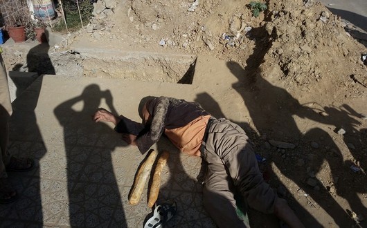 أحد ضحايا السقوط في حفر القرية