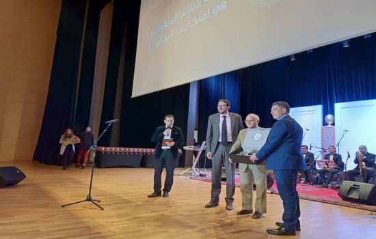 تكريم المخترع المغربي إبن تاونات رشيد اليزمي خلال حفل منحة التفوق الدراسي "استحقاق" بالرباط