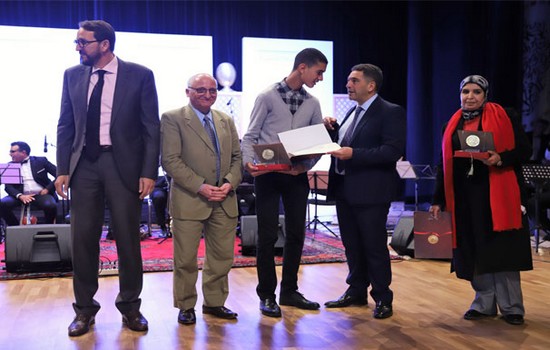 تكريم المخترع المغربي إبن تاونات رشيد اليزمي خلال حفل منحة التفوق الدراسي "استحقاق" بالرباط