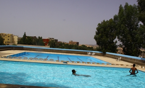 المسبح البلدي لقرية ابامحمد الذي يتعدى عمره عقدين من الزمن (عدسة المهدي عبد الله)