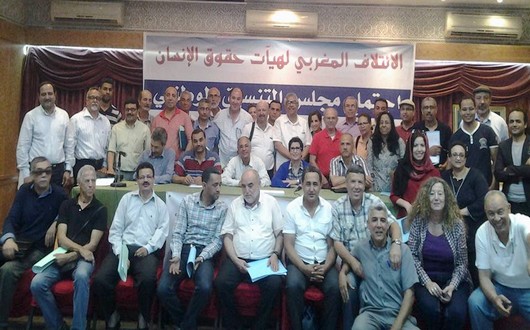 أعضاء الإئتلاف المغربي لحقوق الإنسان يتوسطهم إدريس الوالي
