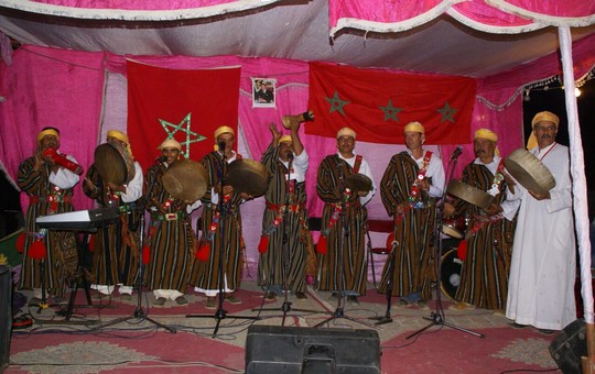 إحدى الفرق المحلية المشاركة في مهرجان ازريزر