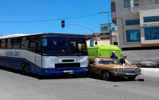 إصطدام سيارة من نوع ( مرسديس 240) بحافلة لنقل المسافرين و سيارة من نوع 207