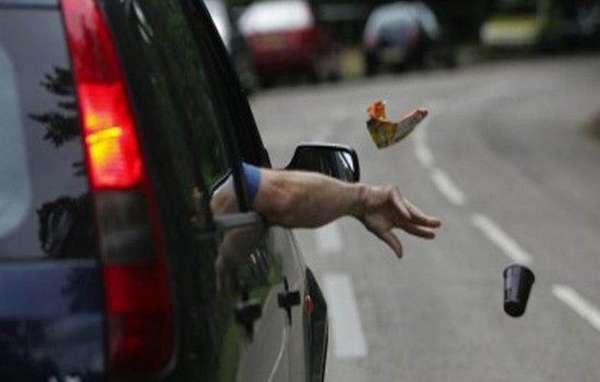 الدرك الملكي يغرّم سائقا رمى ورقة كلينكس من نافذة سيارته على الطريق بتاونات