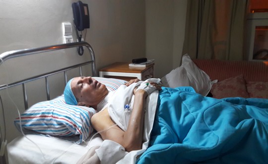 الشاعر محمد خرقوق بعد إجراء العملية الجراحية