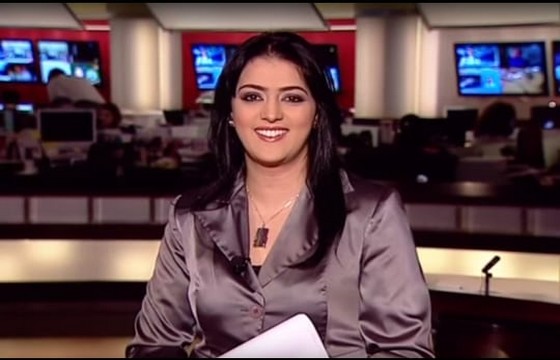 الصحافية إكرام الأزرق أثناء تقديم موجز الأخبار