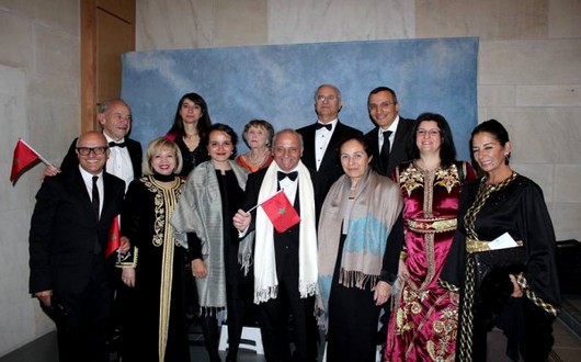 العالم رشيد اليزمي في صورة جماعية مع مجموعة من أصدقائه