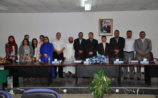 الدكتور محمد العبادي مع إعضاء لجنة المناقشة وبعض الأصدقاء