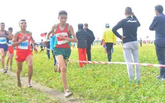 العداء حسام العزوزي اثناء عدوه سباق الشبان مسافة 6000 متر برسم البطولة الوطنية للعدو الريفي بمدينة بنسليمان