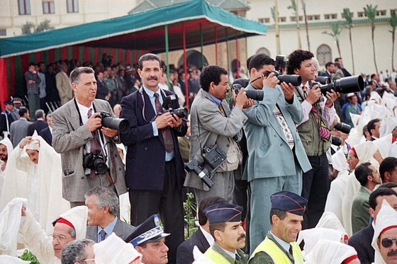 المصور الصحافي عابد الشعر في ريعان شبابه في حفلة الولاء في الثمانينات