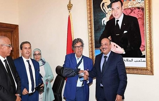 الوزير السابق محمد الأعرج يسلم الدفعة الأولى من بطاقة الفنان