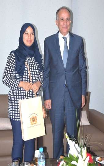 الوزير محمد عبو مع المتفوقة عائشة جناتي