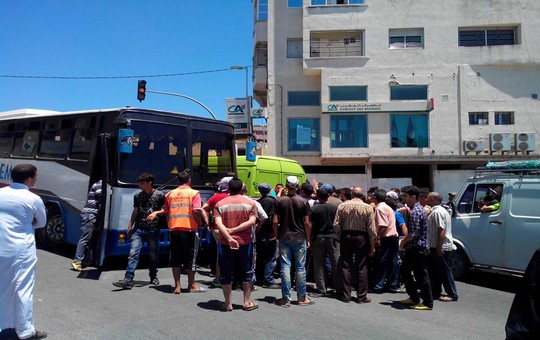 بعد إصطدام سيارة تجمع  تجمع مواطنين بعد إصطدام سيارة   بحافلة لنقل المسافرين 