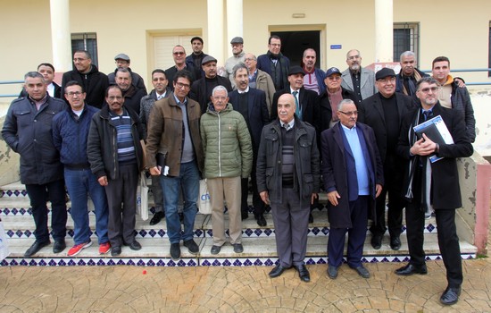 بلمداحي يتوسط بعض المشاركين في ندوة الجمعية المغربية للصحافة الجهوية بتاونات