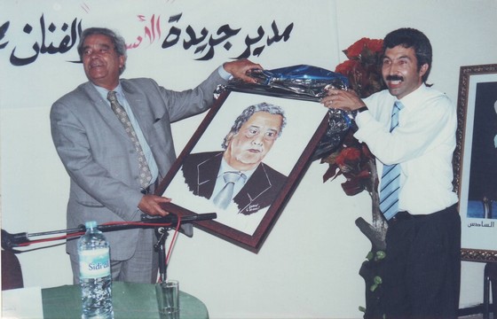 تكريم الصحافي مصطفى العلوي من طرف إدريس الوالي مدير صدى تاونات سنة 2007
