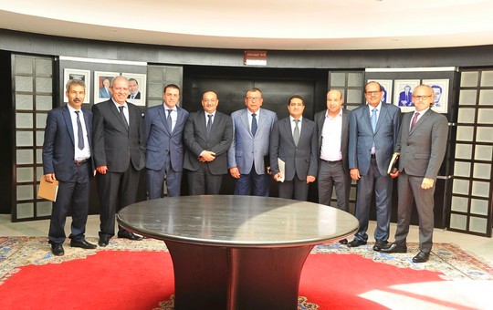 صورة جماعية لأعضاء المكتب التنفيذي للفيدرالية يتوسطهم وزير الثقافة والإتصال