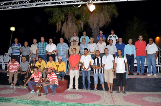 صورة جماعية للمشاركين في الدوري يتوسطهم الأستاذ ع الحميد الأزرق الحسوني