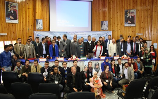 صورة جماعية للمشاركين في ندوة الإعلام والجهوية ببني ملال