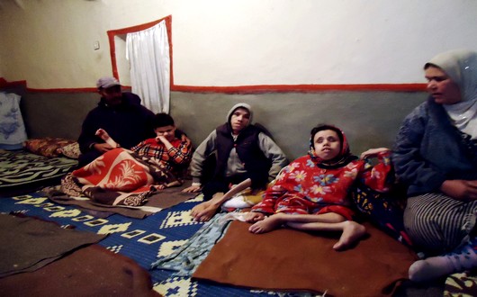 عبد الله الدقون وزوجته نزهة الكريني مع أبنائه المعاقين