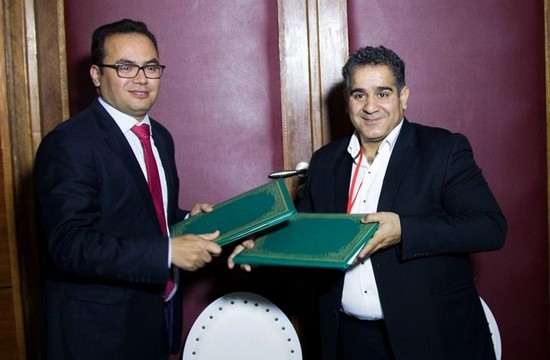 عثمان القاسمي أثناء توقيع إتفاقية في سنة 2018