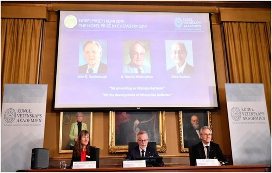 لحظة إعلان الفائزين الثلاثة بجائزة نوبل للكيمياء لعام 2019 (رويترز