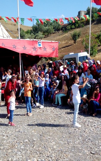 مجموعة من الشباب والأطفال يتابعون فقرات مهرجان جماعة الرتبة