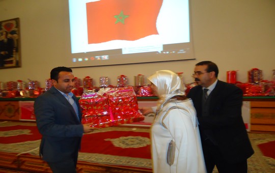 محمد السلاسي رئيس المجلس الإقليمي يسلم هدية