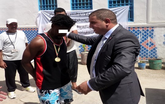 مدير السجن الملحي لتاونات يسلم ميدالية للمشارك في المباراة النهائية عن السجن المحلي لرأس الماء