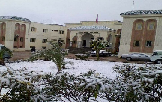 مشهد لثلوج تكسو مدخل مقر بلدية تاونات..