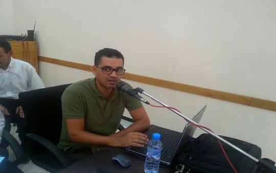 ممثل مكتب الدراسات (Novev ) أثناء تقديم عرض متعلق بالدراسة التي قام بها مكتب الدراسات لمركز مدينة تاونات