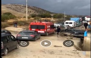 مستعملو الطريق الوطنية بين تاونات وفاس علقوا ساعات بسبب مياه الأمطار