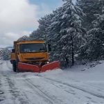 إزاحة الثلوج من الطريق الاقليمية الرابطة بين جماعة تمضيت باتجاه الحدود مع اقليم الحسيمة