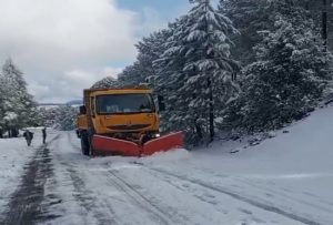 إزاحة الثلوج من الطريق الاقليمية الرابطة بين جماعة تمضيت باتجاه الحدود مع اقليم الحسيمة