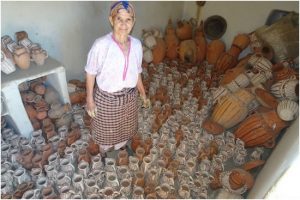 سبعينية من تاونات تسابق الزمن لإنقاذ حرفة الفخار القروي من الاندثار