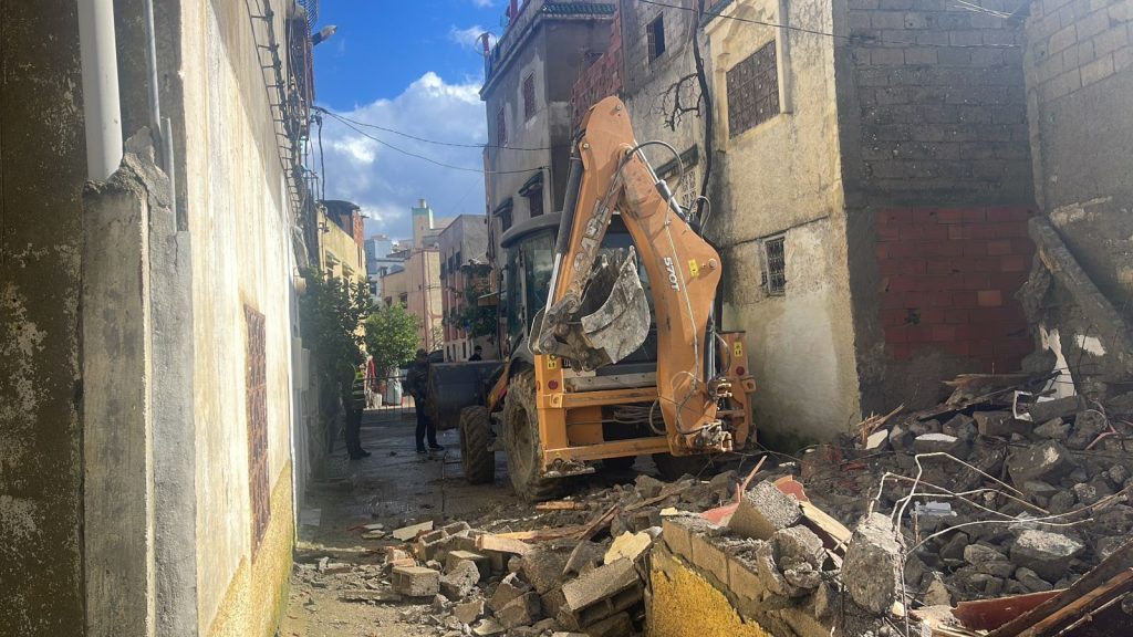 السلطات تهدم المنازل المهجورة والطينية وسط عدد من الأحياء بمدينة تاونات