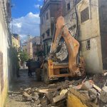 السلطات تهدم المنازل المهجورة والطينية وسط عدد من الأحياء بمدينة تاونات