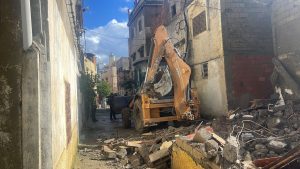 السلطات تهدم المنازل المهجورة والطينية وسط عدد من الأحياء بمدينة تاونات