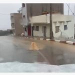 بالوعة للصرف الصحي تدفع الماء للأعلى على شكل ‘ نافورة ‘ بطريق حي أسطار بتاونات‎