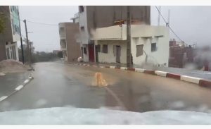 بالوعة للصرف الصحي تدفع الماء للأعلى على شكل ‘ نافورة ‘ بطريق حي أسطار بتاونات‎