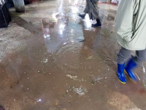 جمع الماء في مكان مرور الناس بالمركب التجاري بتاونات يثير غضب التجار والمتبضعين‎