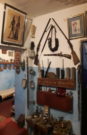 مصطفى بقال مواطن بتاونات يحول بيته إلى متحف تراثي زاخر بقطع أثرية نادرة