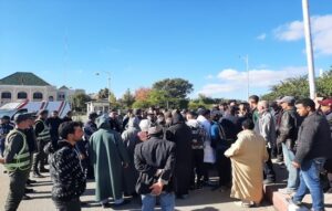مواطنون من دواوير جماعتي سيدي العابد وبوشابل يحتجون على الطريق أمام مقر عمالة تاونات‎