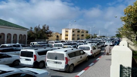 مهنيو سيارات الأجرة المنضوية تحت لواء (CDT)و(UGTM) ينظمون وقفة احتجاجية بمدينة تاونات