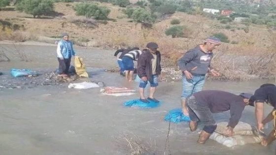 سكان بجماعة فناسة باب الحيط بتاونات يبنون قنطرة من أكياس الرمل لتنقل أبنائهم