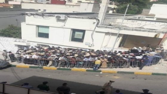 في زمن كورونا..تجمع بشري بمكتب بريد تاونات تجاوز الخطوط الحمراء