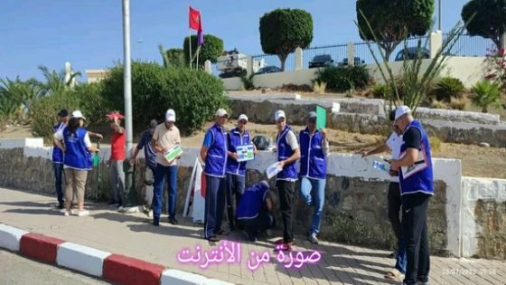 حقوقيون من مكتب العصبة المغربية للدفاع عن حقوق الإنسان يحتجون أمام عمالة تاونات‎