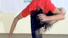 شاب بنغالي يركل رأسه 134 مرة في ستين ثانية