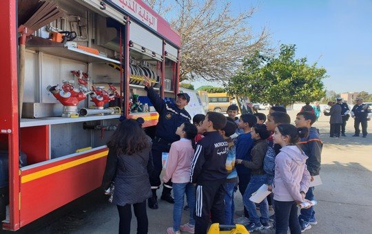 أطفال يتابعون باهتمام شروحات الوقاية المدنية بتاونات