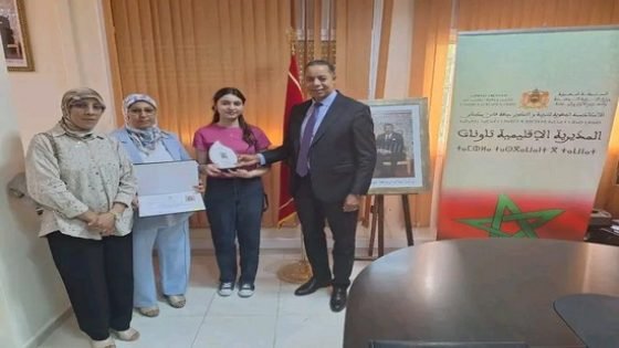 المدير الإقليمي للتعليم بتاونات يخصص استقبالا خاصا لصاحبة أعلى معدل إقليمي في البكالوريا
