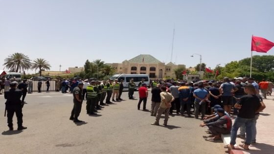 احتجاج عدد من الحرفيين وأصحاب المحلات بعين عائشة أمام عمالة إقليم تاونات‎
